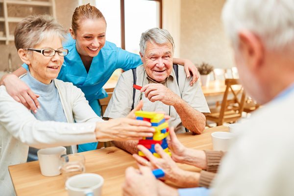 cuidadora-de-ancianos-cuidadora-para-geriatrico-cuidadora-de-adultos-mayores-home-care-geriatric-assistant